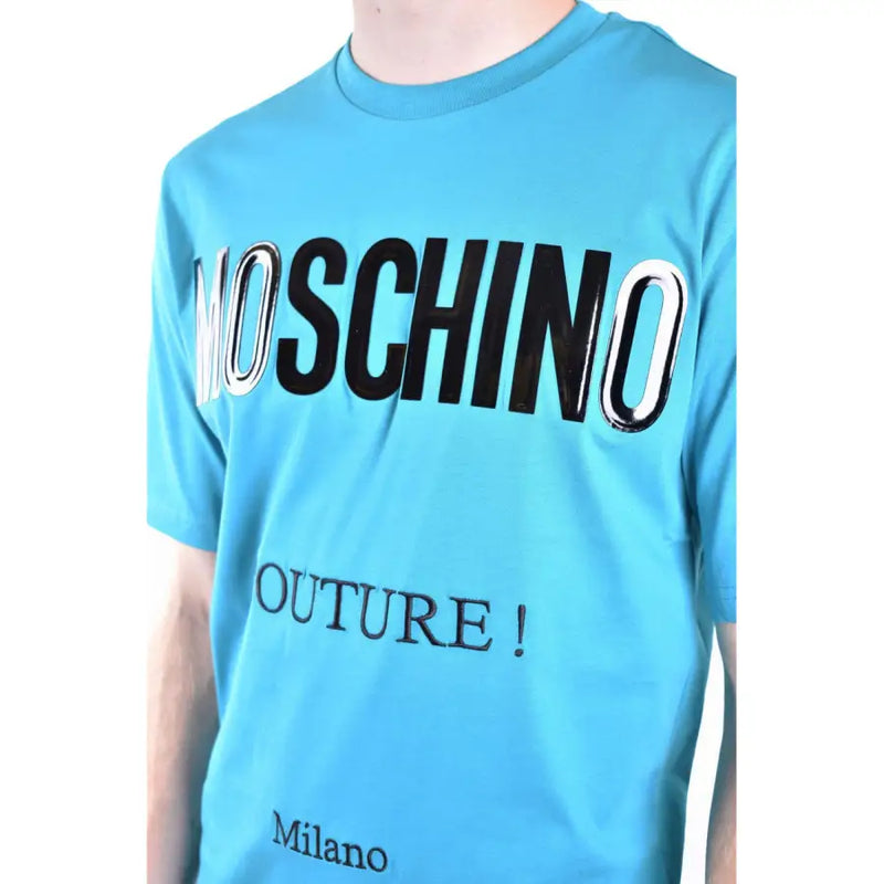 Hellblau Moschino Männer t-shirt mit kräftigem Schwarz und glänzendem Silber Moschino Schriftzug mit kleinerem Couture-Text darunter