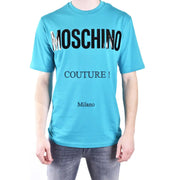 Türkis Moschino Männer t-shirt mit markanter schwarzer Schrift und Milano-Print auf der Vorderseite aus Baumwollmaterial