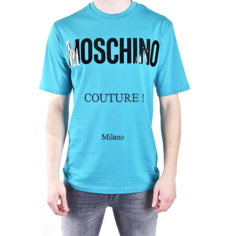 Türkis Moschino Männer t-shirt mit markanter schwarzer Schrift und Milano-Print auf der Vorderseite aus Baumwollmaterial
