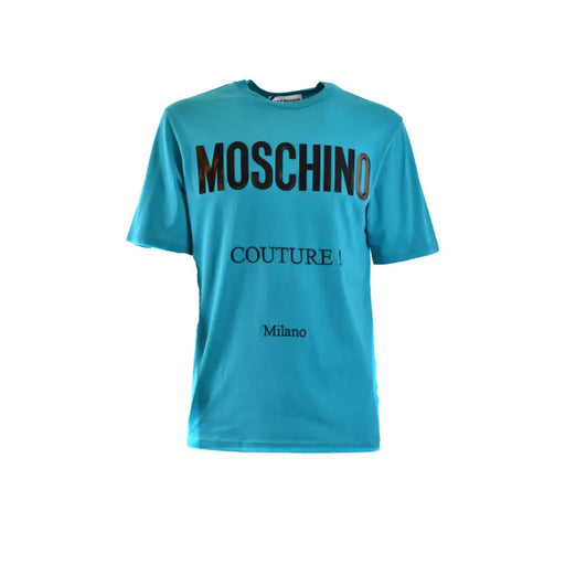 Türkis Moschino Männer T-shirt aus Baumwolle gefertigt und mit markanter schwarzer Schrift sowie einem Milano-Print unterhalb des Logos versehen.