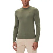 Olivgrünes Lacoste-Langarmpoloshirt mit kleinem Krokodillogo auf der linken Brust.