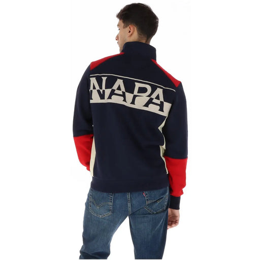Rückansicht von napapijri Herren-Sweatshirt mit Rollkragen aus blauer Baumwolle, kombiniert mit einer marineblau-rot-cremefarbenen, farblich abgesetzten Napa-Trainingsjacke mit auffälligem Logo