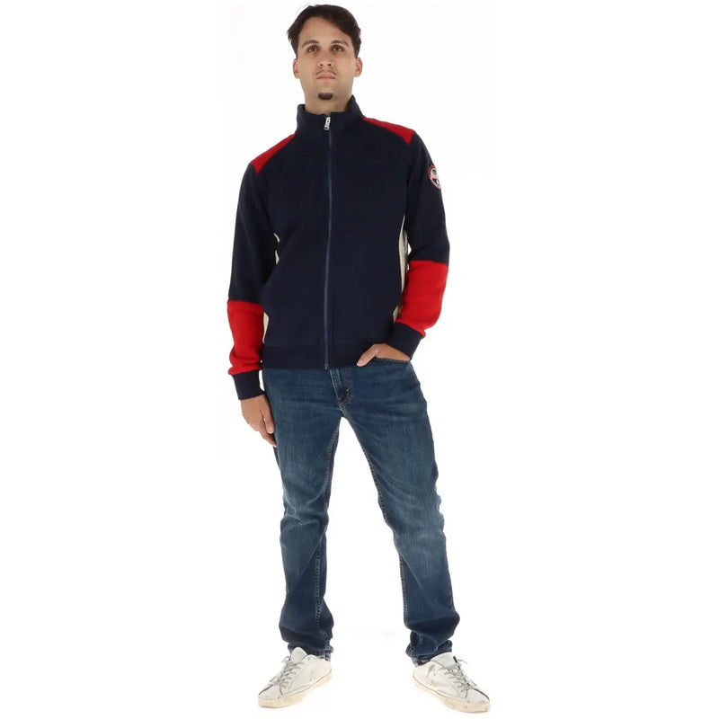 Napapijri Herren-Sweatshirt aus blauer Baumwolle mit Rollkragen, dazu eine marineblaue und rote, farblich abgesetzte Trainingsjacke mit Reißverschluss und Ärmellogo.