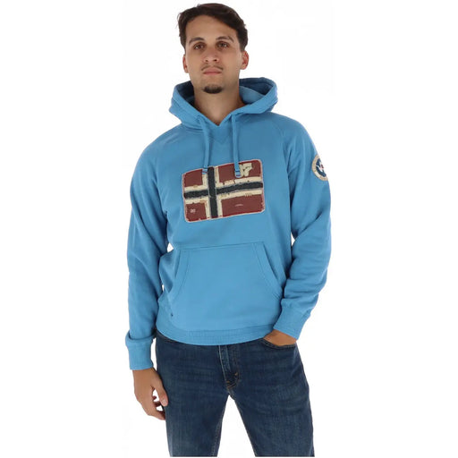 Napapijri Sweat à capuche pour homme, bleu clair, en coton, avec un écusson drapeau norvégien vieilli et un logo circulaire sur la manche.