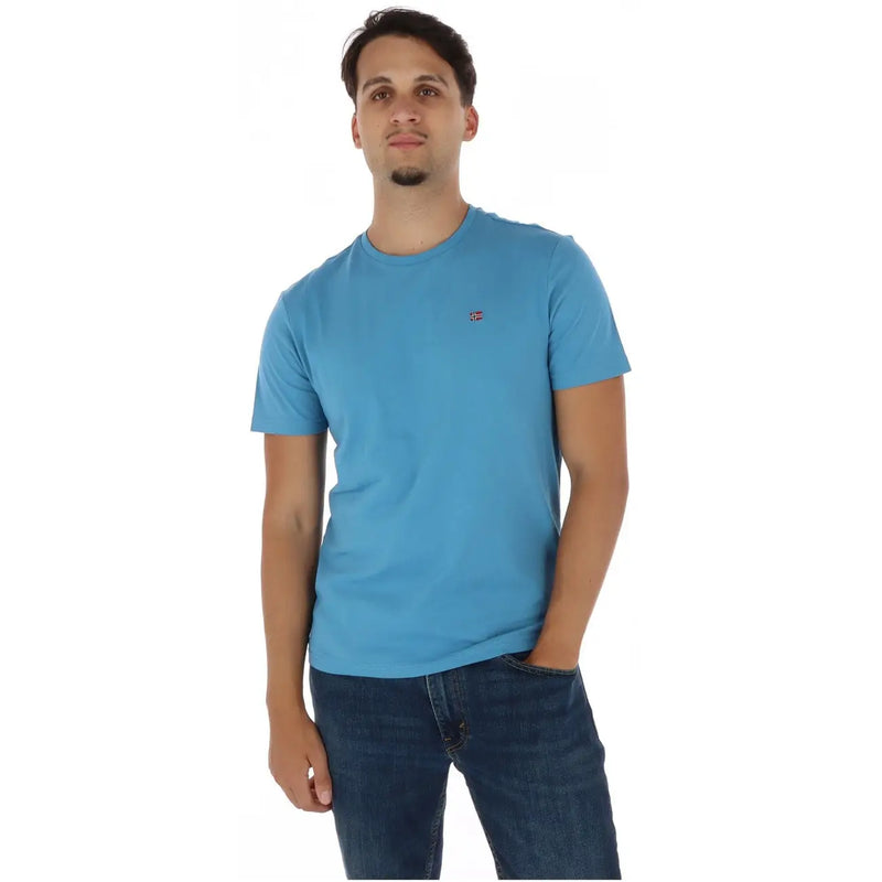 Napapijri Herren-T-Shirt aus hellblauer Baumwolle, Rundhalsausschnitt, kurze Ärmel, mit kleinem, gesticktem Flaggenlogo auf der linken Brust.