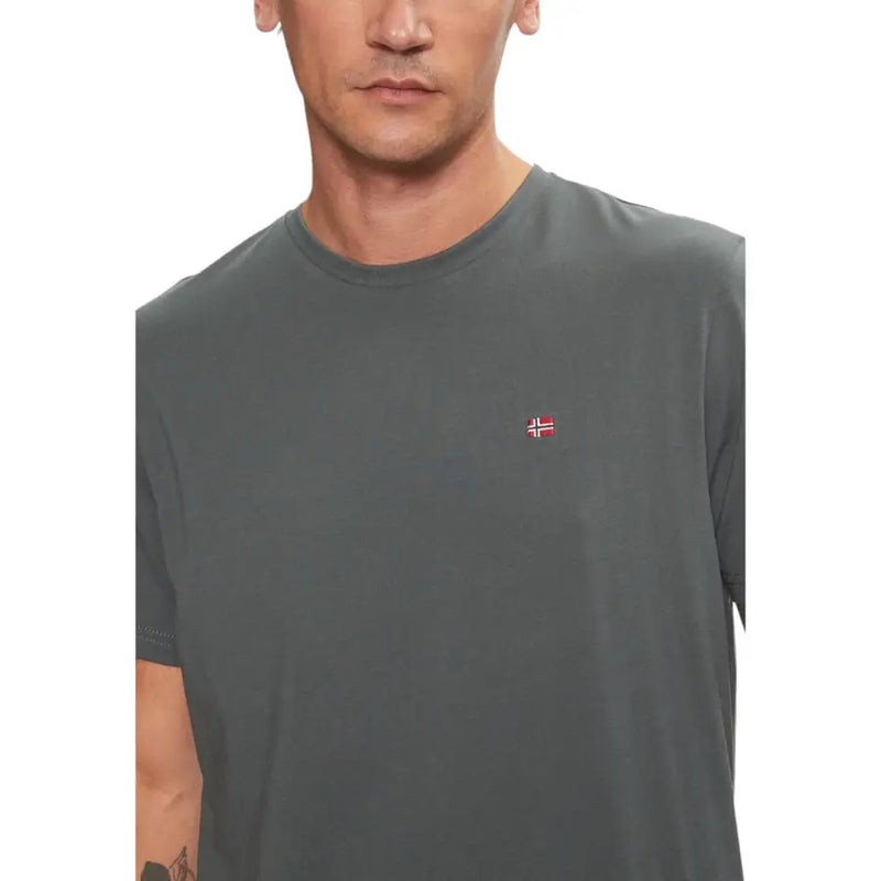 Dunkelgrau Napapijri Männer t-shirt mit Rundhalsausschnitt und kleiner, gestickter norwegischer Flagge auf der linken Brust