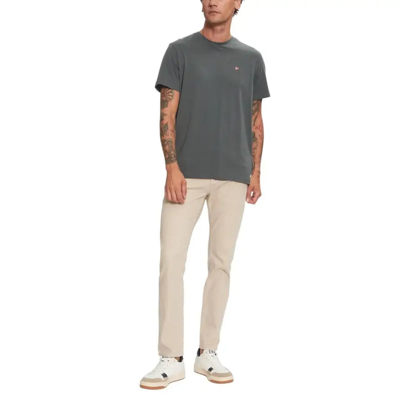 Napapijri Männer t-shirt in dunkelgrauem Kurzarm-Design mit Rundhalsausschnitt und kleinem, gesticktem Logo auf der linken Brust