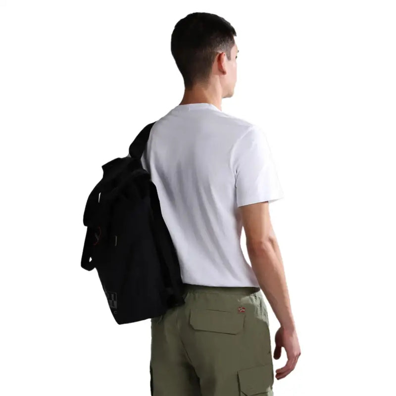 Sac à dos en toile noire avec un discret logo sur le bas du devant, adapté aux hommes et à un usage quotidien. napapijri