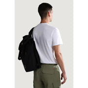Sac à dos noir avec un discret logo sur le côté inférieur, vu de dos. napapijri t-shirt homme