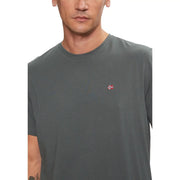 Dunkelgrau Napapijri Herren-Rundhals-Shirt t-shirt mit einer kleinen, gestickten norwegischen Flagge auf der linken Brust