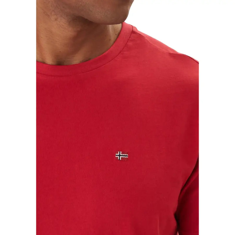 Napapijri T-shirt homme rouge à manches courtes en coton avec un petit drapeau norvégien brodé sur la poitrine gauche
