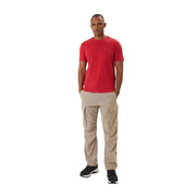 Pantalon cargo beige à multiples poches latérales et finitions discrètes napapijri logo sur la cuisse gauche associé à un t-shirt en coton rouge