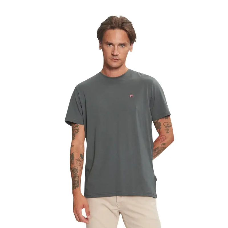 Napapijri T-shirt homme gris foncé à manches courtes en coton avec petit logo rouge sur la poitrine gauche, idéal pour un style décontracté.