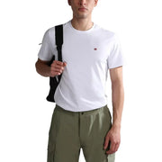 Napapijri hommes t-shirt T-shirt blanc à manches courtes et col rond avec un petit drapeau norvégien brodé sur la poitrine gauche
