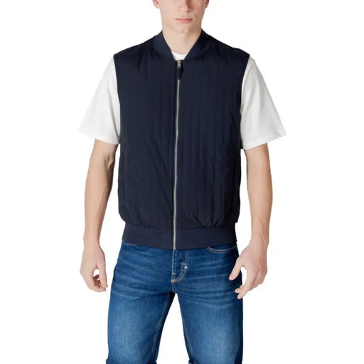 Marineblaue Bomberweste, vorgestellt in Hellgraue Weste und Shorts Perfekt für stylische Lagenlooks
