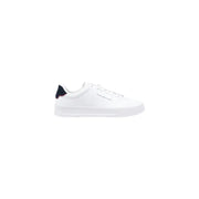 Baskets blanches Tommy Hilfiger avec languette arrière en cuir bleu marine, logo discret sur le côté et semelle blanche.