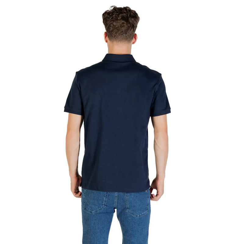 Navy blue short-sleeved polo shirt with classic collar and neatly stitched seams for casual and semi-formal wear