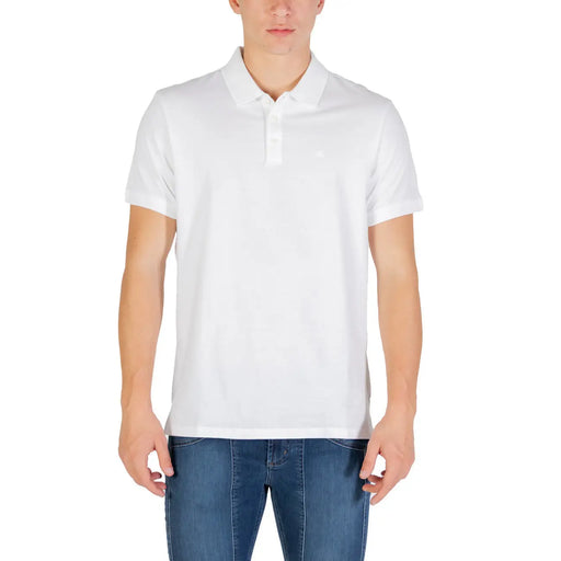 White polo shirt with short sleeves and collar, made of cotton.