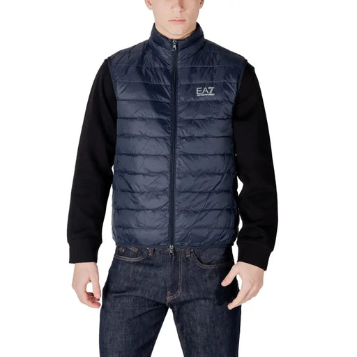 Marineblaue Steppweste, abgebildet auf der Produktseite „Schwarze Steppweste mit Strickärmeln“.