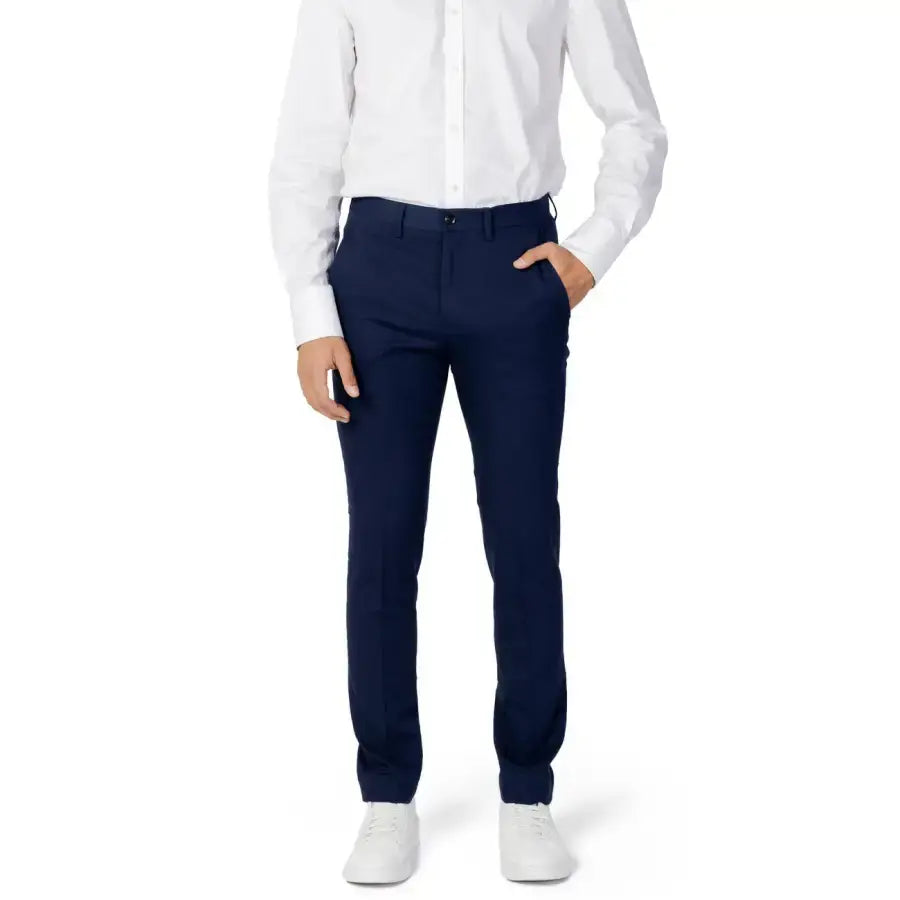 Pantalon habillé homme bleu marine slim avec chemise boutonnée blanche et baskets blanches