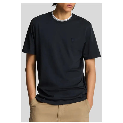 Marineblau T-shirt mit weiß abgesetztem Kragen aus der Kollektion brauner Kurzarm-T-Shirts