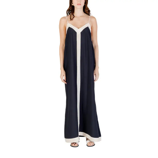 Ärmelloses, bodenlanges Kleid in Marineblau und Weiß mit dunklem Besatz, ideal für formelle Anlässe.