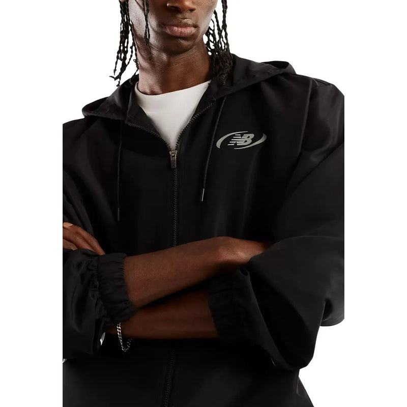 New Balance Schwarzer Herren-Hoodie aus Polyester mit Kapuze und Reißverschluss sowie dezentem silbernen Logo auf der Brust