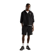 New balance Schwarzer Herren-Kapuzenpullover aus Polyester mit Reißverschluss und dezentem weißen Logo, kombiniert mit passenden schwarzen Shorts.