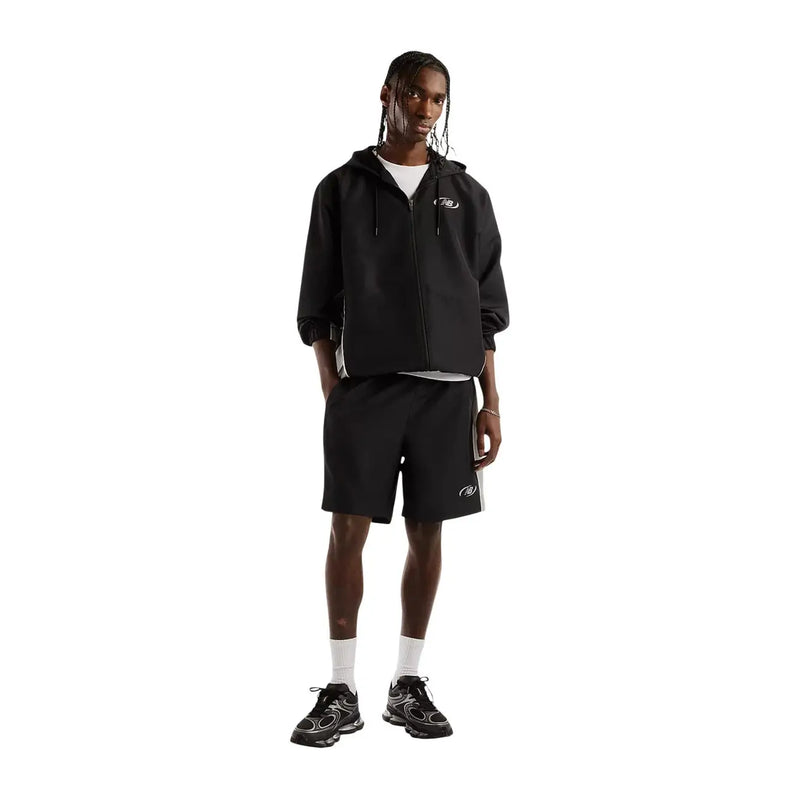 New balance Schwarzer Herren-Kapuzenpullover aus Polyester mit Reißverschluss und dezentem weißen Logo, kombiniert mit passenden schwarzen Shorts.