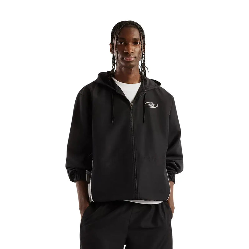 New Balance Schwarzer Herren-Kapuzenpullover aus Polyester mit Reißverschluss, weißem Logo und dezenten Seitenstreifen für die Freizeit.