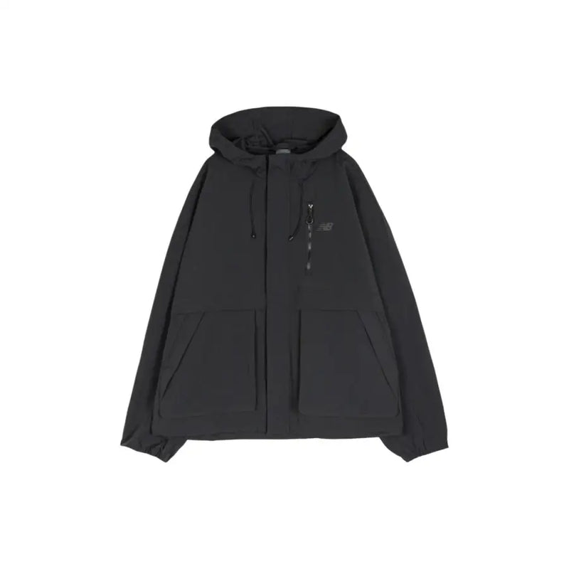 New Balance Herrenblazer, schwarze Nylon-Kapuzenjacke mit Reißverschluss vorne, zwei Seitentaschen und dezentem Brustlogo