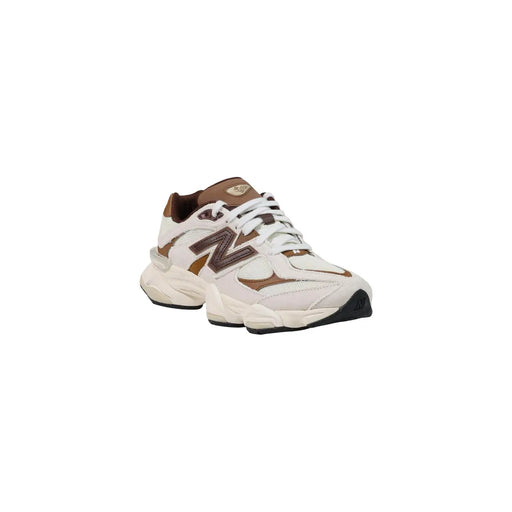 New Balance Baskets en daim marron pour homme avec des détails blancs et une semelle épaisse pour un style décontracté