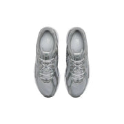 New Balance graue Herren-Sneaker mit silbernem Mesh-Obermaterial und weißen Schnürsenkeln, designt als Textil-Laufschuhe