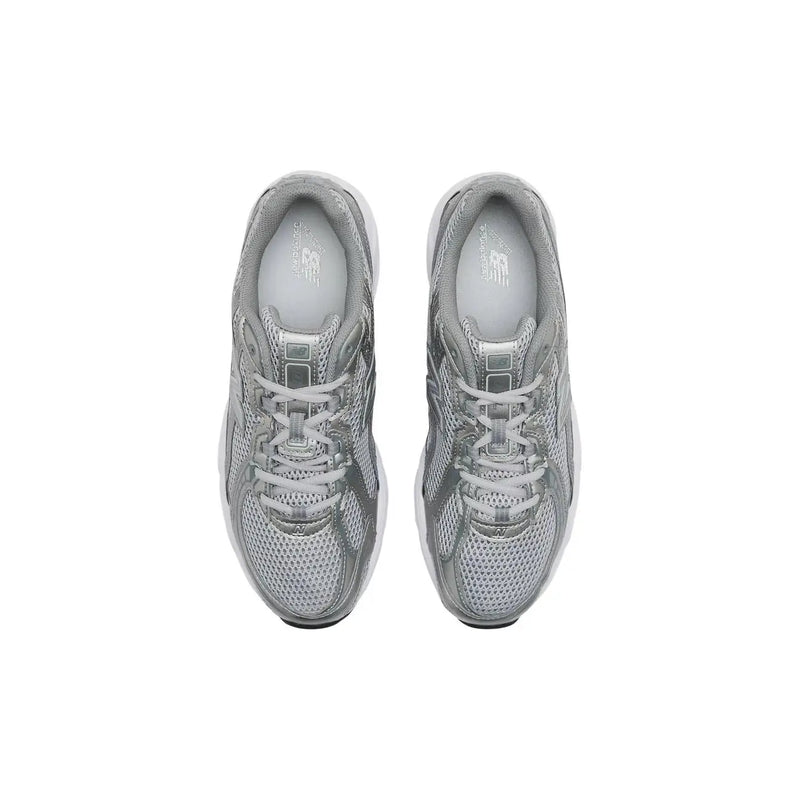 New Balance graue Herren-Sneaker mit silbernem Mesh-Obermaterial und weißen Schnürsenkeln, designt als Textil-Laufschuhe