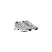 New Balance Graue Herren-Sneaker aus Textil mit silbernem Mesh-Gewebe und weißen und schwarzen Akzenten, speziell für den Laufsport entwickelt.