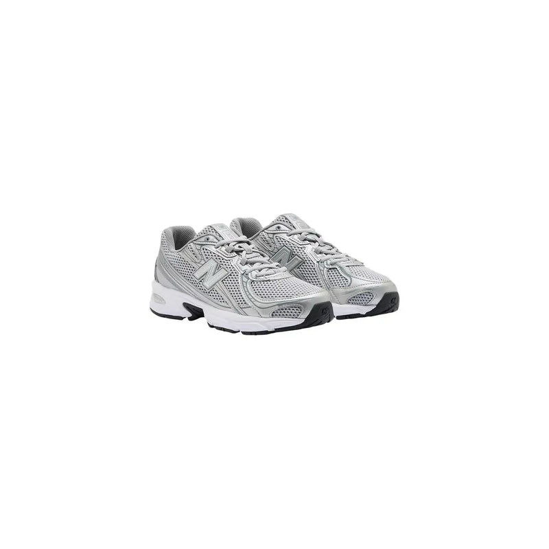 New Balance Graue Herren-Sneaker aus Textil mit silbernem Mesh-Gewebe und weißen und schwarzen Akzenten, speziell für den Laufsport entwickelt.