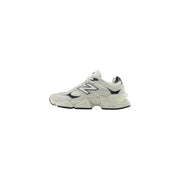 New balance Baskets en daim gris pour homme, reprenant le design blanc et noir de la 990v4, avec une semelle épaisse à plusieurs couches.