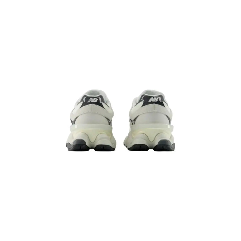 New balance Baskets en daim gris pour homme, reprenant le design blanc et noir de la 990v3, avec une semelle épaisse à plusieurs couches.
