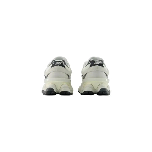 New balance Baskets en daim gris pour homme, reprenant le design blanc et noir de la 990v3, avec une semelle épaisse à plusieurs couches.