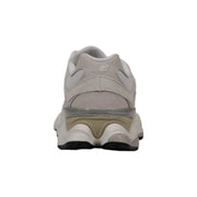 Gris clair new balance Baskets en cuir pour homme 990v3 avec semelle épaisse et logo discret au talon, vues de l'arrière