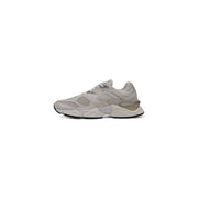New Balance Baskets en cuir blanc pour homme, style sportif, avec une tige élégante en maille épaisse grise et daim et des détails dorés au talon.