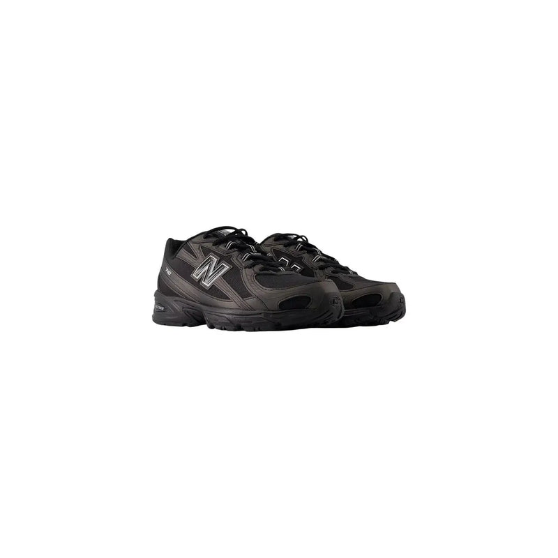 New Balance Schwarze Herren-Sneaker aus Synthetikmaterial zum Hineinschlüpfen mit elegantem, minimalistischem Design und dezenten grauen Akzenten an der Seite.