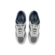 New Balance Herren-Sneaker in Weiß und Marineblau mit grauen Mesh-Einsätzen und blauen Wildlederakzenten