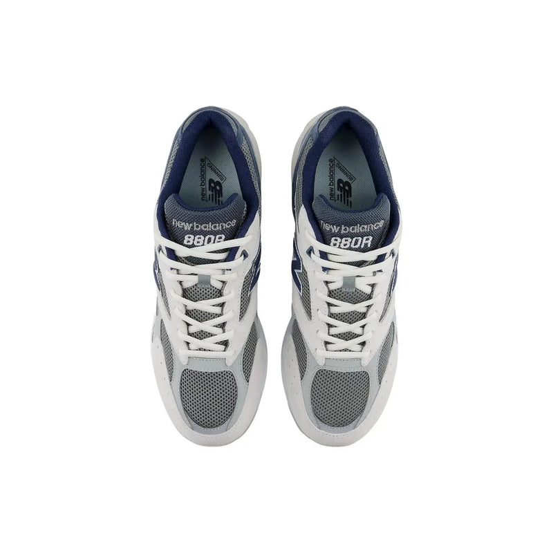 New Balance Herren-Sneaker in Weiß und Marineblau mit grauen Mesh-Einsätzen und blauen Wildlederakzenten