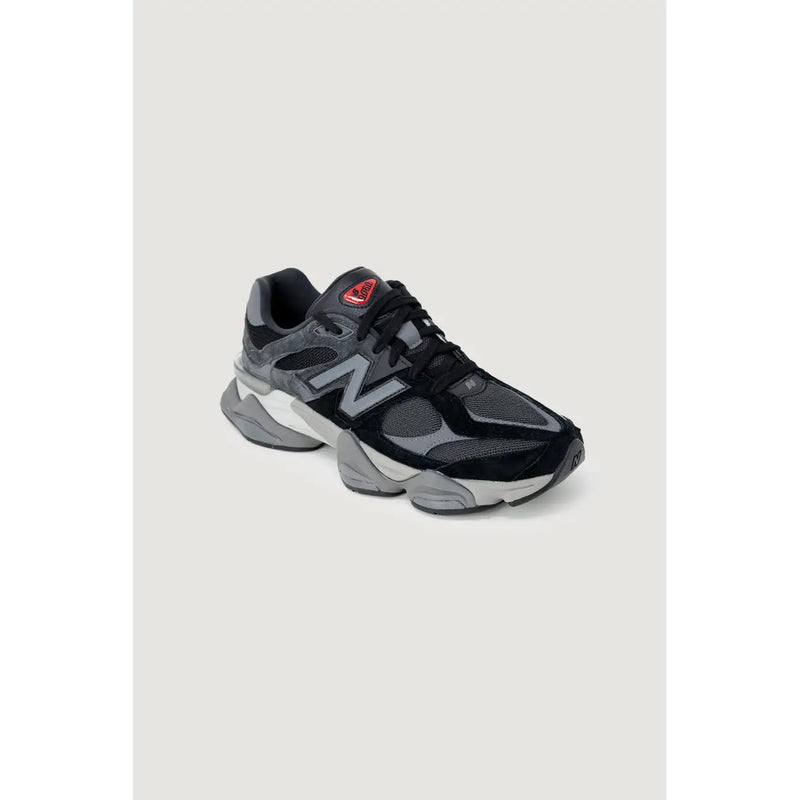 New Balance Herren-Sneaker mit grauer Gummisohle, schwarzem und grauem Obermaterial und klobigem, mehrlagigem Sohlendesign