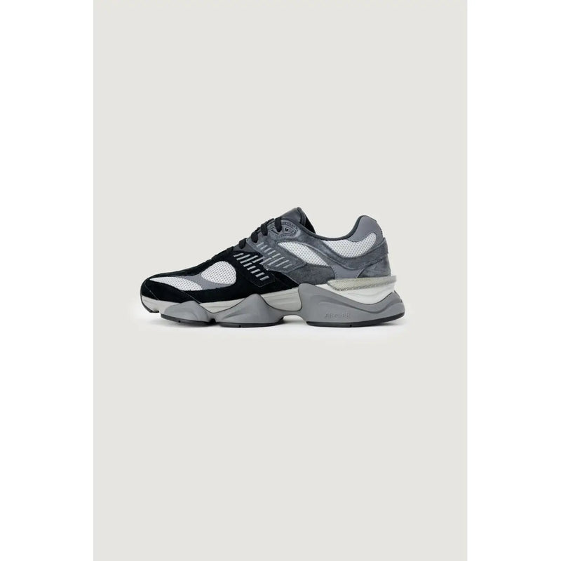 New Balance Herren-Sneaker mit grauer Gummisohle, klobigem Design in Schwarz und Grau, Wildleder-Mesh und synthetischen Overlays.