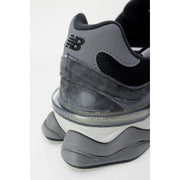 New balance Herren-Sneaker in Grau mit schwarzen Akzenten und einer robusten, mehrlagigen Gummisohle für erhöhte Strapazierfähigkeit