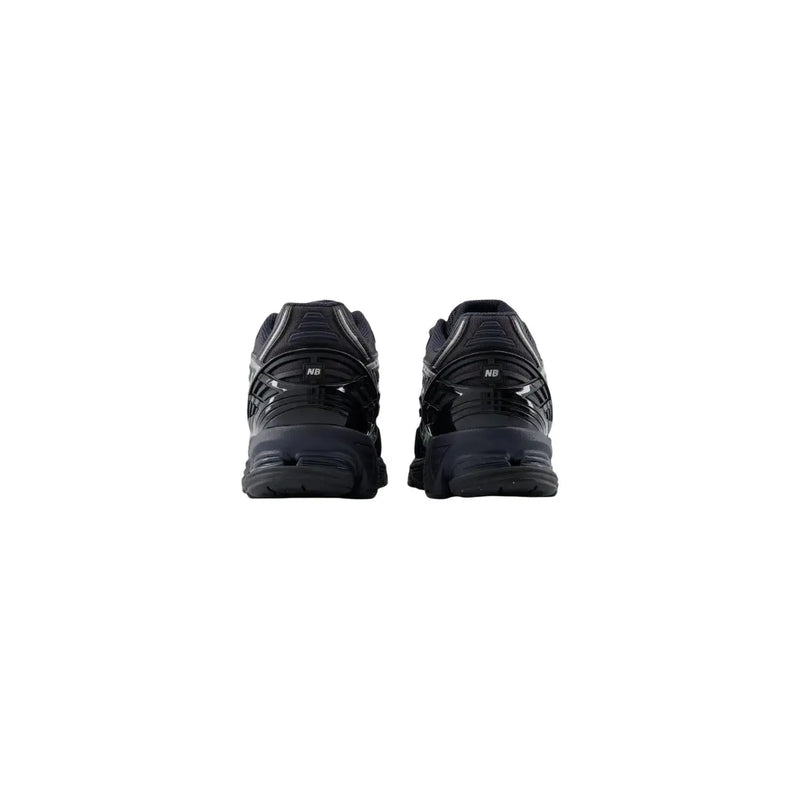 New Balance Schwarze Herren-Sneaker mit glänzendem Synthetik-Obermaterial und profilierter Gummisohle zum Laufen
