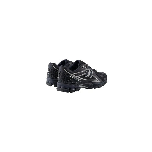 New Balance men sneakers in black synthetic with silver accents and a textured rubber sole for running