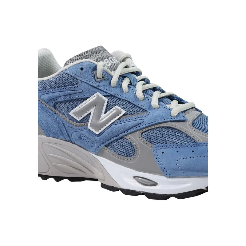 New balance Herren-Sneaker, hellblaues Leder-Textil-Obermaterial mit blau-grauem Wildleder-Mesh und klobiger weißer Zwischensohle